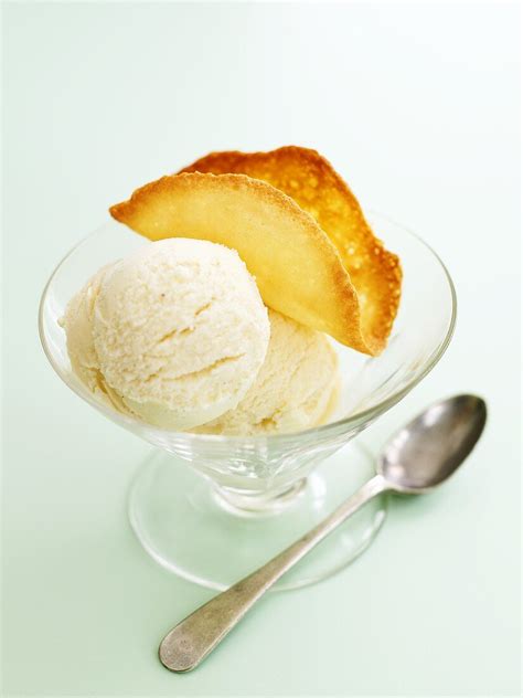 Vanilla ice cream with wafer – License Images – 283937 StockFood