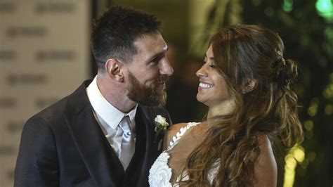 VIDEO: Lionel Messi and new wife Antonella Roccuzzo share a kiss on the ...