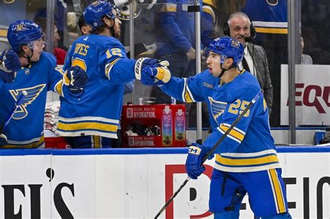 NHL roundup: Blues score 5 straight goals to upend Blackhawks - Field ...