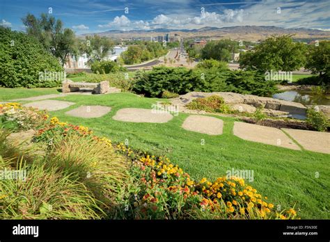 Boise City skyline and colorful flowers Stock Photo - Alamy