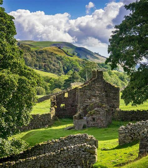 Pin by Lydia van Busschbach on Lovely England | Yorkshire dales, Irish countryside, English ...