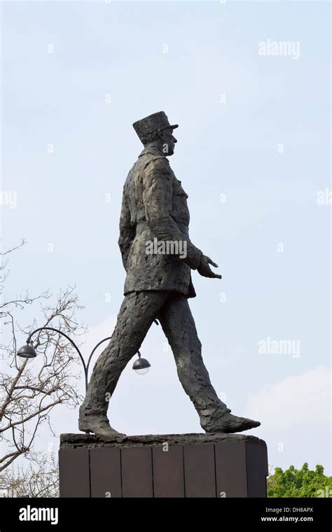 Statue general charles de gaulle hi-res stock photography and images - Alamy