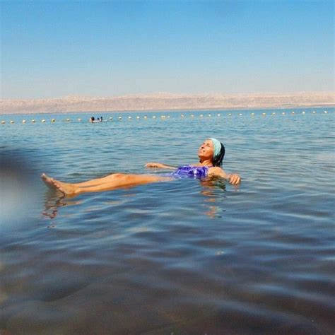 Disfrutando de una rara sensación: flotar sin esfuerzo en el Mar Muerto #DeadSea #ViveJordania # ...