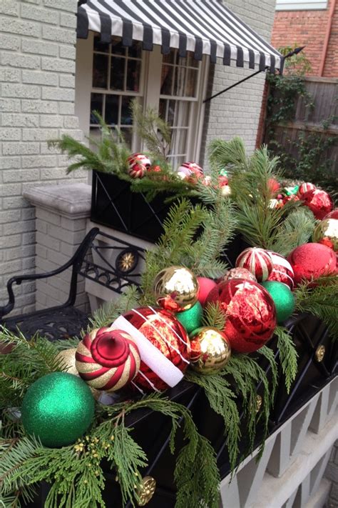 17 Cool Christmas Balcony Décor Ideas | DigsDigs