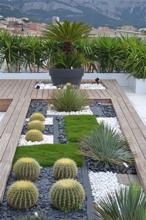 Cette terrasse située à Marseille en bord de mer présente 2 spécifités:l'exposition au vent et ...