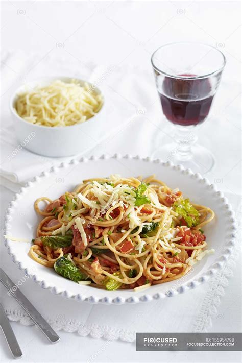 Fried spaghetti pasta with vegetables — plate, italian - Stock Photo ...