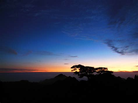 Sunrise, Mount Huang, China | View from Lion Peak after a co… | Flickr