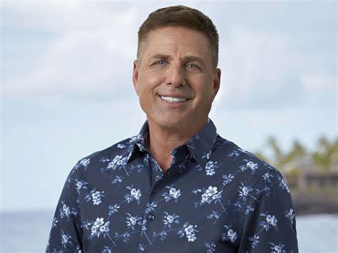 'Temptation Island' host Mark L. Walberg teases Season 5's spicy "twists and turns"