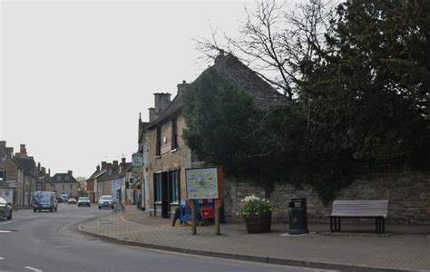 The centre of Lechlade © David Howard cc-by-sa/2.0 :: Geograph Britain and Ireland