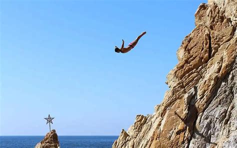 Acapulco's cliff divers win international tourism award