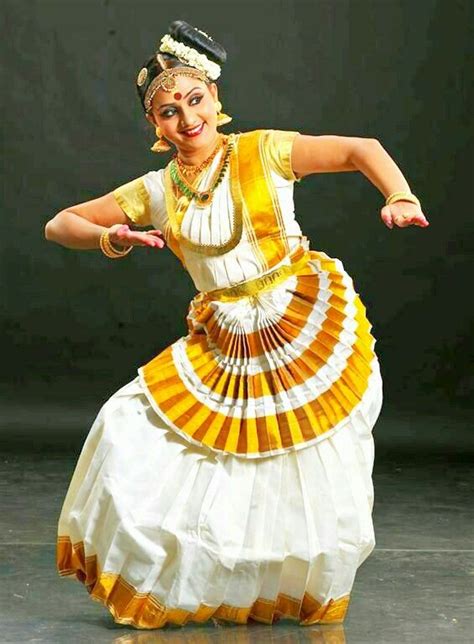 Mohiniyattam | Bharatanatyam poses, Indian dance, Indian classical dancer