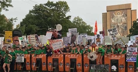 College Football is Back, and So Are Hilarious College Gameday Signs ...