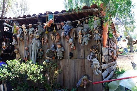 Mexico's Creepiest Tourist Destination : Terrifying Island of Dolls