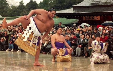 U.S. sumo wrestler Akebono (L) performs the grand Pictures | Getty Images