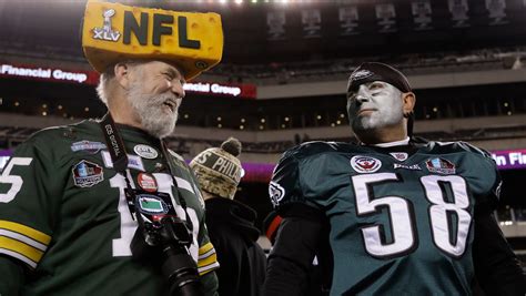 Philly fan mocks Packers' cheesehead with ingenious hat