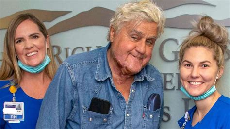 Jay Leno makes his first stage appearance after car fire accident ...