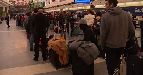 Air travelers stranded in Chicago due to weather - CBS Chicago