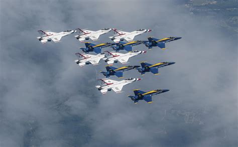 Thunderbirds and Blue Angels in formation flights over New York City on ...