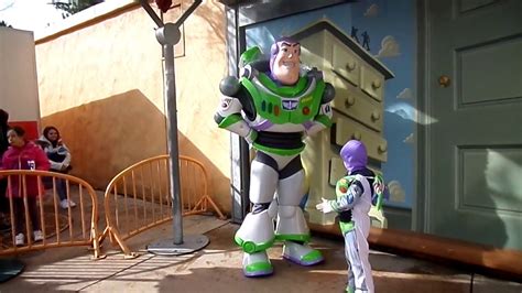 Big Buzz and Little Buzz Lightyear meet at Disneyland Paris - YouTube