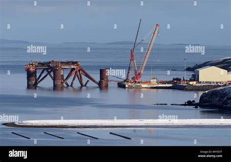 Oil rig decommissioning hi-res stock photography and images - Alamy