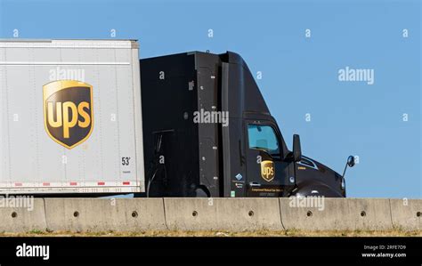 Ups semi truck hi-res stock photography and images - Alamy