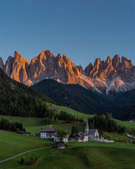 Dolomites during sunrise, Italy [OC] [2000x2000] IG: arpandas_photography_adventure : r/EarthPorn