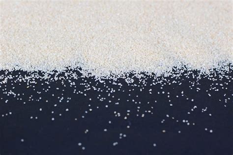 White sand on black background - Creative Commons Bilder