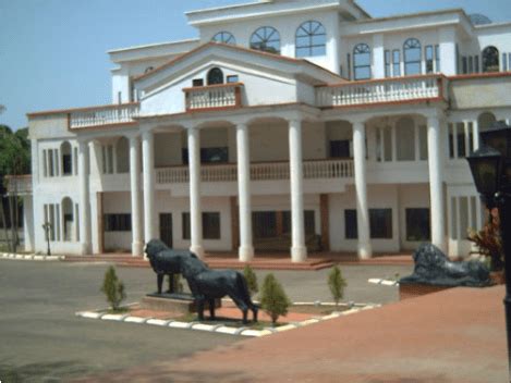 Aso Rock Presidential Villa, Abuja: History and Pictures