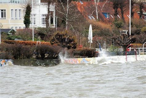 4067_0740 Wellen schlagen bei Hochwasser an die Strandmauern Oevelgoennes. | Hochwasser in ...