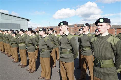 Teenage army recruits at the army college in Harrogate | Army ...