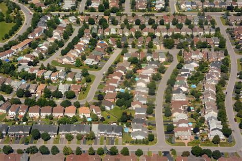 7 Reasons Why People Prefer to Live in the Suburbs - PSDI