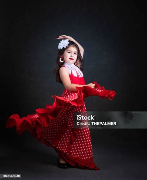 Niña Bailando Flamenco Foto de stock y más banco de imágenes de ...