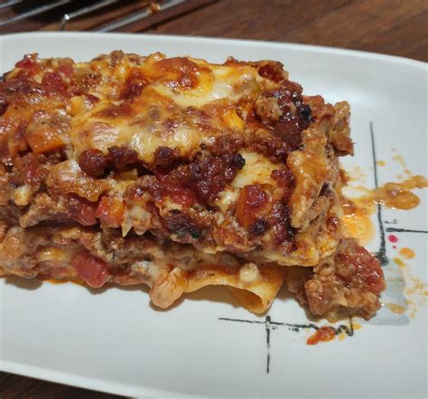 [Homemade] Lasagna made with fresh pasta, Bolognese sauce and Bechamel : r/food