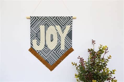 DIY No Sew Holiday Fabric Banner Tutorial