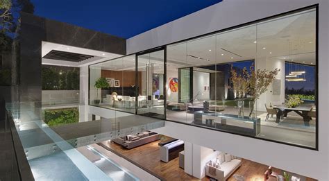 A Dramatic Glass Home Overlooking the L.A. Basin