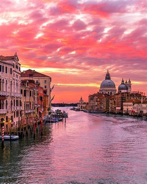 thegrittipalace We could admire this pretty in pink view of Venice all #Sunday long! Photo ...