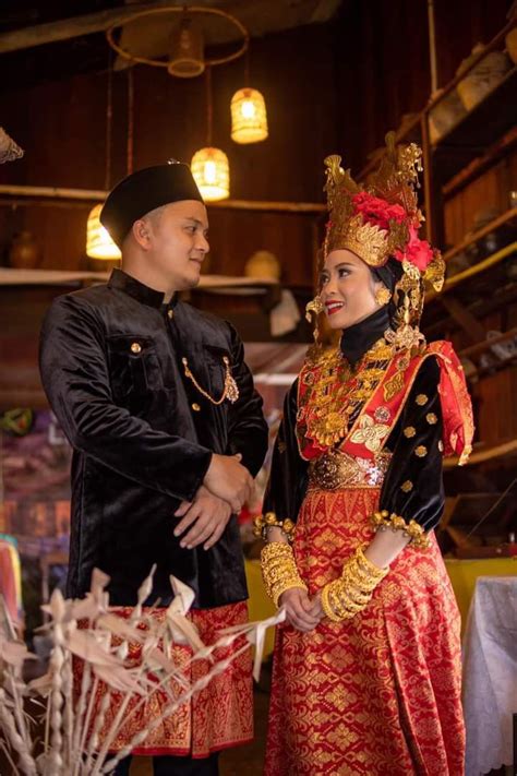 Melanau Traditional Costume (Wedding) 🇲🇾 | Traditional outfits, Nikah outfit, Middle eastern fashion