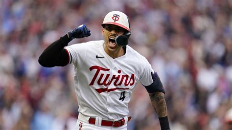 Twins advance for 1st time in 21 years, beating Blue Jays