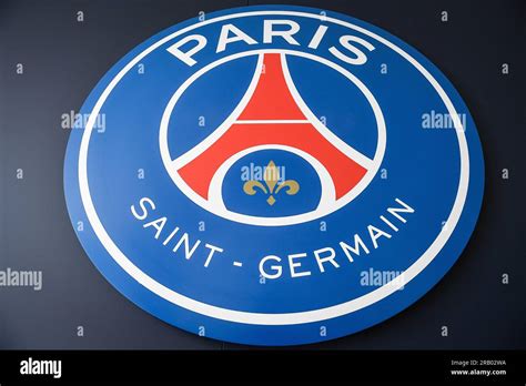 Ilustración del logotipo oficial del PSG en el Campus PSG, el nuevo ...