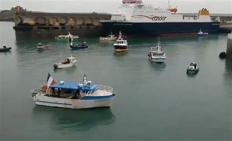 Royal Navy gunships patrol sea off Jersey as 70 French fishing boats ...