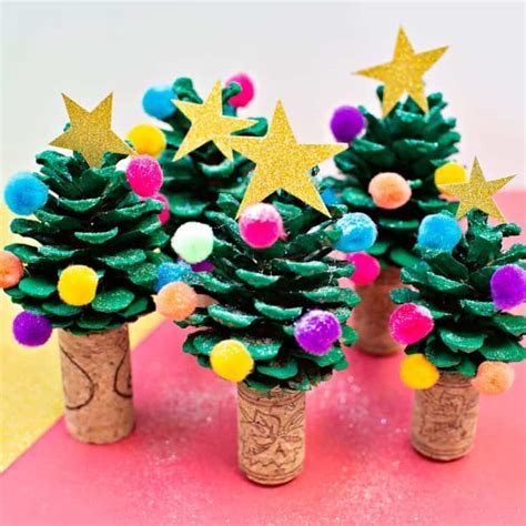 PINE CONE CHRISTMAS TREE CRAFT - Hello Wonderful