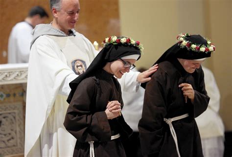 Franciscan women take final vows at West Side mission - Chicago Tribune