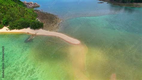 Video „Breathtaking natural sandbar formation that connects the ...