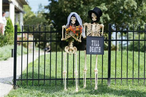 Funny Skeleton Poses For Halloween Decorating | Ideas for Posable and Pose-and-Stay Skeletons | HGTV