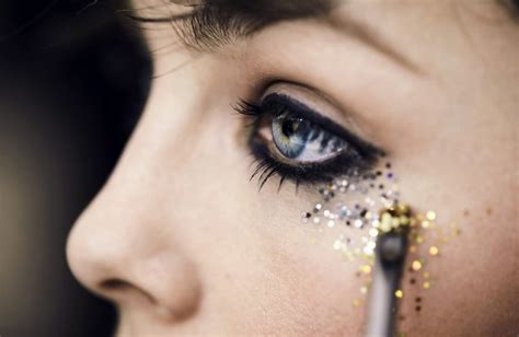 Glitter Makeup Trend for AW18: Pics, Tips & How to Wear It