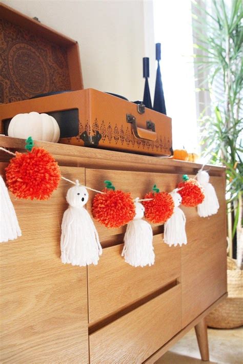 15 Amazing Easy Yarn Halloween Crafts That Are Absolutely Adorable