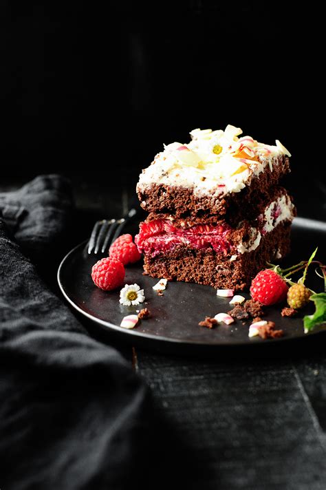 Chocolate stracciatella cake with raspberries | Recipes: desserts | Serving dumplings