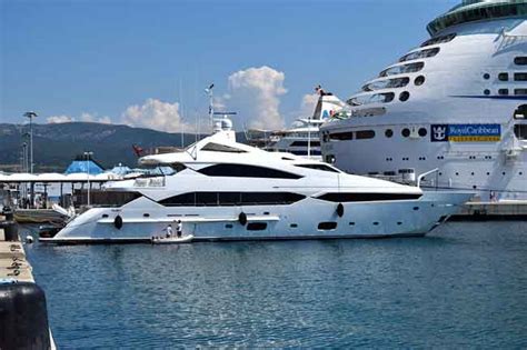 How Big Are Yachts? 5 Types Explained (With Numbers) | GoDownsize