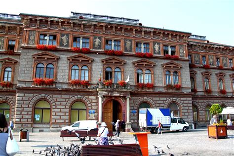 Impressive art on the "Transilvania" University in Brasov building ...