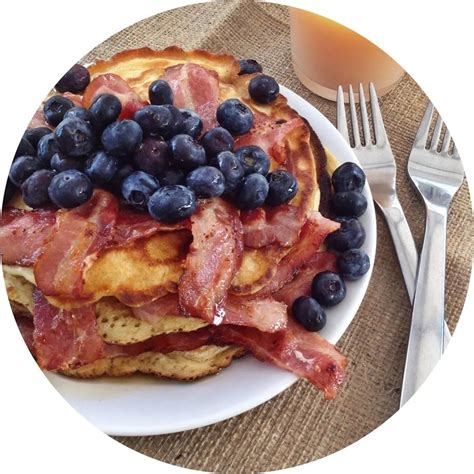 American pancakes with bacon and blueberries | Daisies & Pie